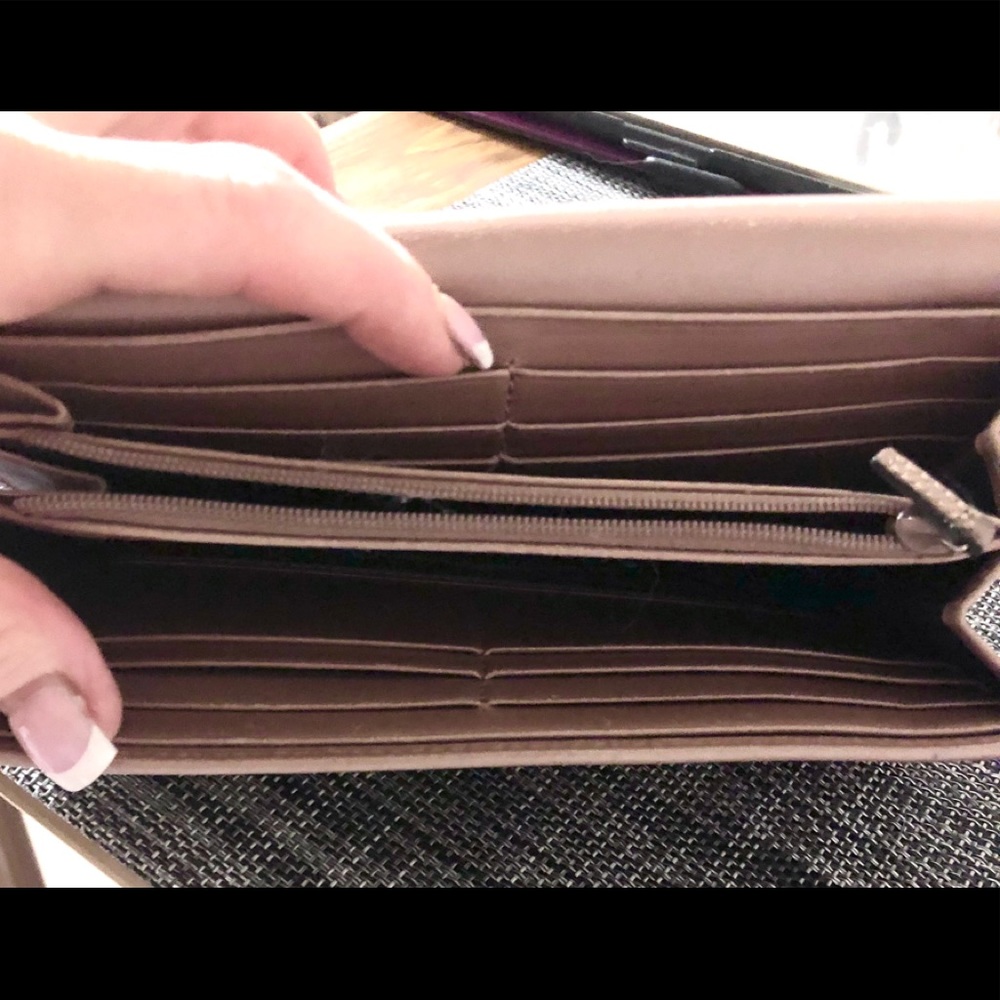 ❤️👛Authentic Gucci Wallet - Picture 7 of 8